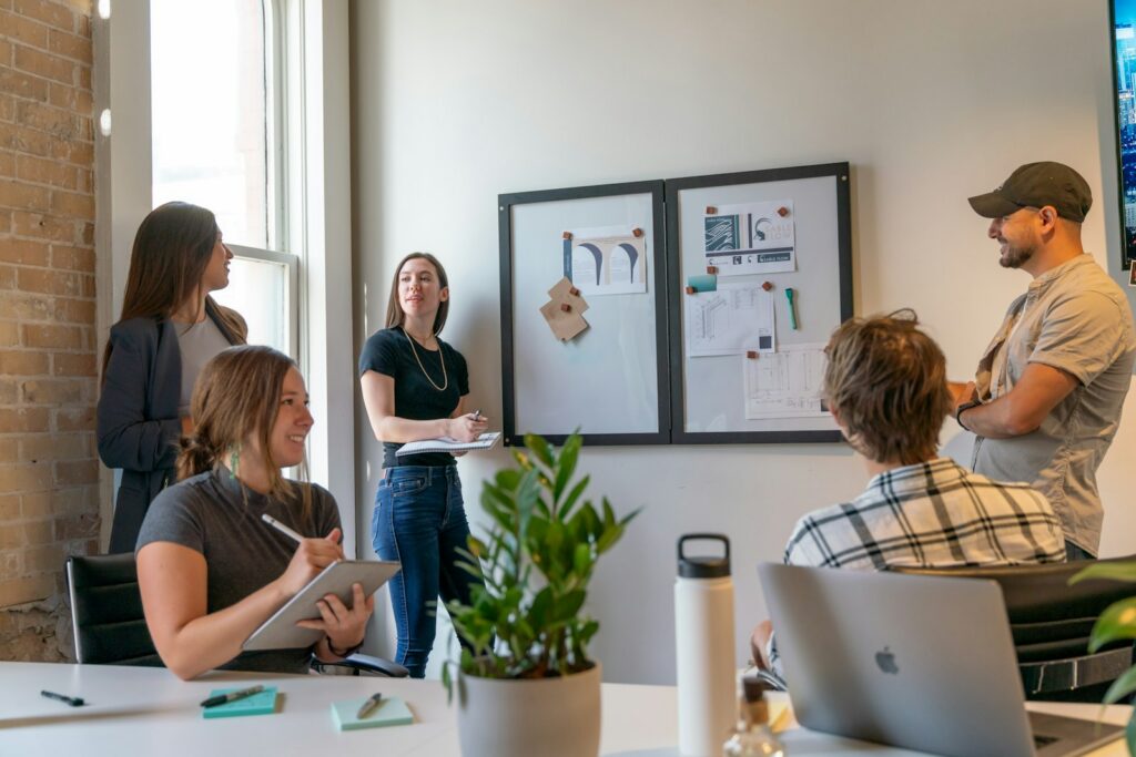 YourInsight change Team-Besprechung in einem hellen Büro