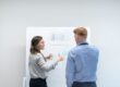 Zwei Kollegen diskutieren am Whiteboard